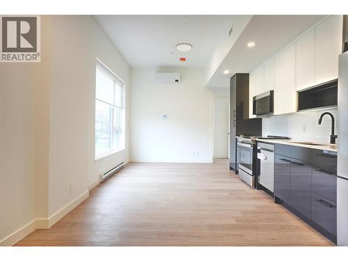 1361 Belaire Avenue, Kelowna, BC - Indoor Photo Showing Kitchen
