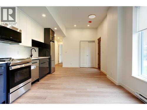 1361 Belaire Avenue, Kelowna, BC - Indoor Photo Showing Kitchen With Upgraded Kitchen