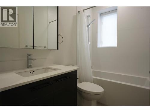1361 Belaire Avenue, Kelowna, BC - Indoor Photo Showing Bathroom