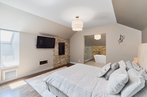 Chambre à coucher principale - 21 Rue Des Catalpas, Saint-Philippe, QC - Indoor Photo Showing Bedroom With Fireplace
