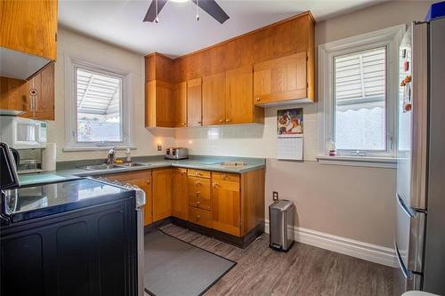 584 Centennial St, Winnipeg, MB - Indoor Photo Showing Kitchen With Double Sink