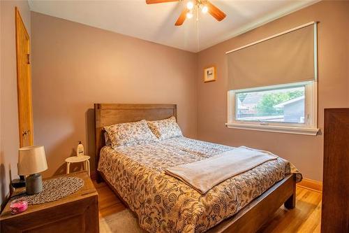 584 Centennial St, Winnipeg, MB - Indoor Photo Showing Bedroom