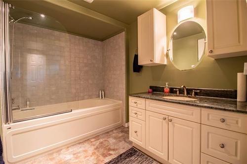 584 Centennial St, Winnipeg, MB - Indoor Photo Showing Bathroom
