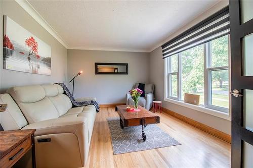 584 Centennial St, Winnipeg, MB - Indoor Photo Showing Living Room