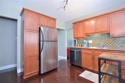 1019 Royse Ave, Winnipeg, MB - Indoor Photo Showing Kitchen With Stainless Steel Kitchen With Double Sink