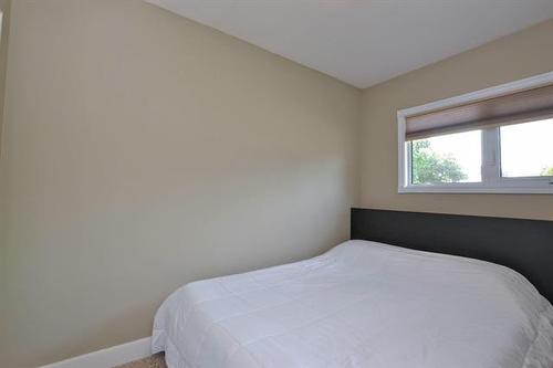 1019 Royse Ave, Winnipeg, MB - Indoor Photo Showing Bedroom