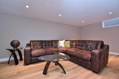 1019 Royse Ave, Winnipeg, MB - Indoor Photo Showing Living Room