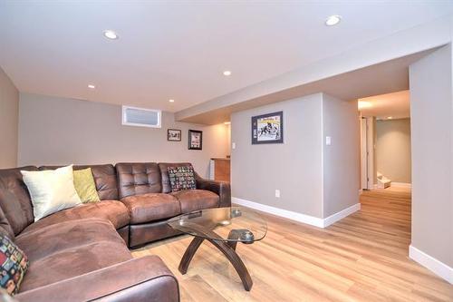1019 Royse Ave, Winnipeg, MB - Indoor Photo Showing Living Room