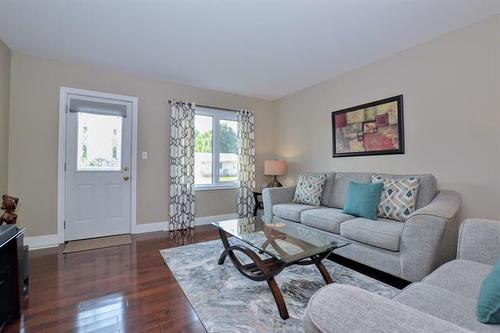 1019 Royse Ave, Winnipeg, MB - Indoor Photo Showing Living Room