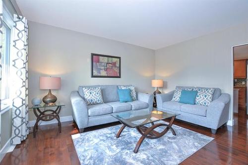 1019 Royse Ave, Winnipeg, MB - Indoor Photo Showing Living Room