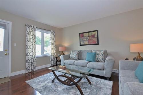 1019 Royse Ave, Winnipeg, MB - Indoor Photo Showing Living Room