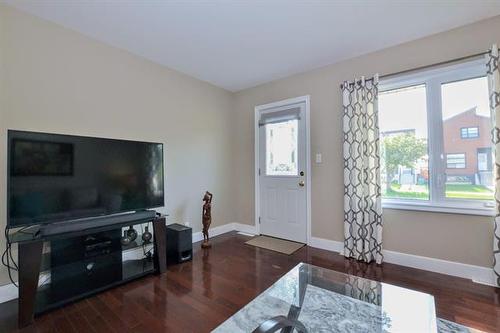1019 Royse Ave, Winnipeg, MB - Indoor Photo Showing Living Room