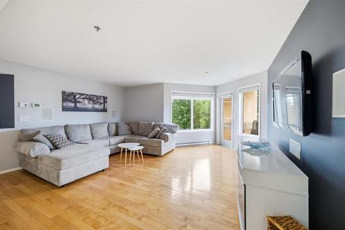 217-835 Adsum Dr, Winnipeg, MB - Indoor Photo Showing Living Room