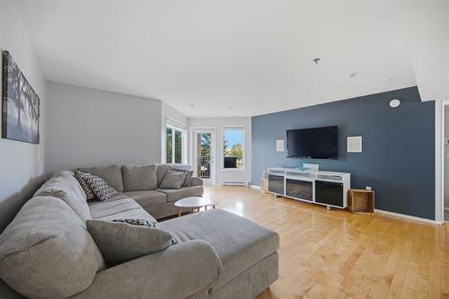 217-835 Adsum Dr, Winnipeg, MB - Indoor Photo Showing Living Room