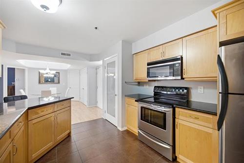217-835 Adsum Dr, Winnipeg, MB - Indoor Photo Showing Kitchen