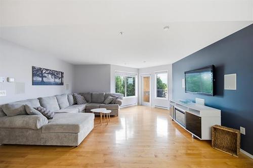 217-835 Adsum Dr, Winnipeg, MB - Indoor Photo Showing Living Room