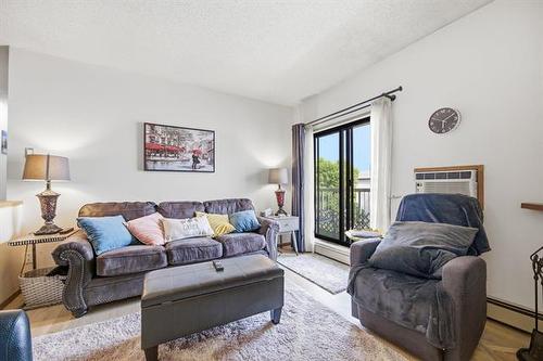 2307-100 Plaza Dr, Winnipeg, MB - Indoor Photo Showing Living Room