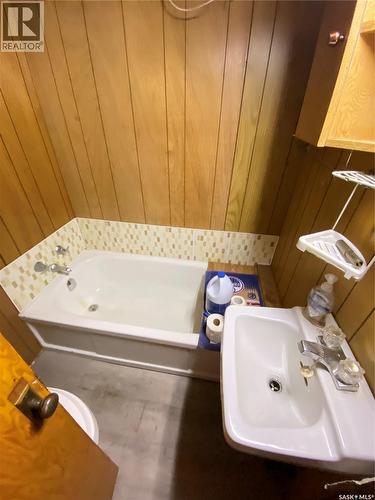 386 4Th Avenue N, Yorkton, SK - Indoor Photo Showing Bathroom
