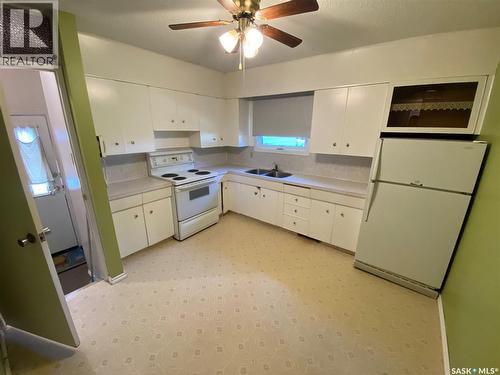 386 4Th Avenue N, Yorkton, SK - Indoor Photo Showing Kitchen With Double Sink