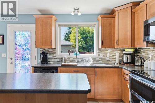 523 Denham Way, Saskatoon, SK - Indoor Photo Showing Kitchen