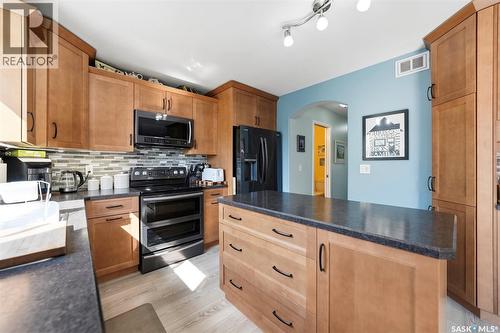 523 Denham Way, Saskatoon, SK - Indoor Photo Showing Kitchen