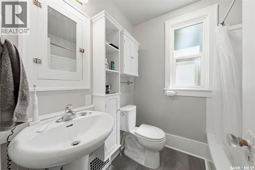 1021 12Th Street E, Saskatoon, SK - Indoor Photo Showing Bathroom