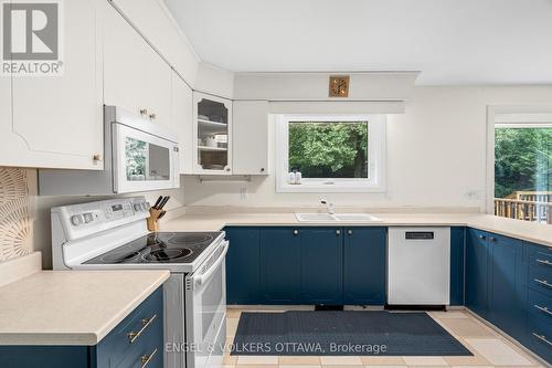 2343 Whitehaven Crescent, Ottawa, ON - Indoor Photo Showing Kitchen With Double Sink