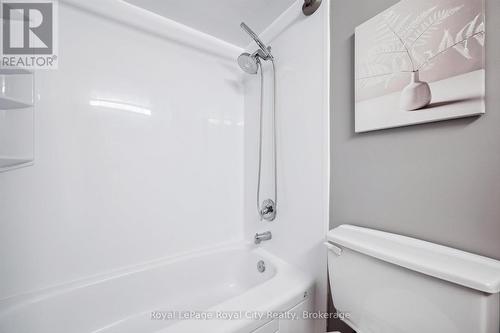 607 - 93 Westwood Road, Guelph (Willow West/Sugarbush/West Acres), ON - Indoor Photo Showing Bathroom