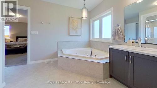 249 Wilson Avenue, Tillsonburg, ON - Indoor Photo Showing Bathroom