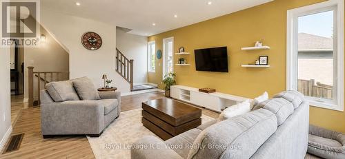 249 Wilson Avenue, Tillsonburg, ON - Indoor Photo Showing Living Room