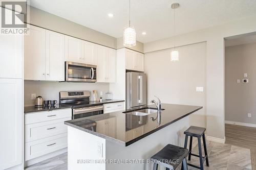 1016 Wright Drive, Midland, ON - Indoor Photo Showing Kitchen With Upgraded Kitchen