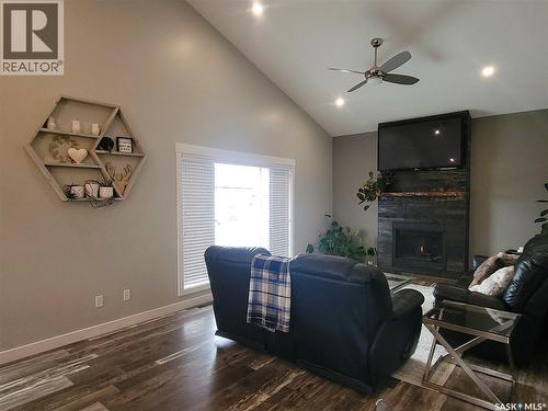 626 Kinloch Crescent, Saskatoon, SK - Indoor Photo Showing Living Room With Fireplace