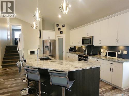 626 Kinloch Crescent, Saskatoon, SK - Indoor Photo Showing Kitchen With Double Sink With Upgraded Kitchen