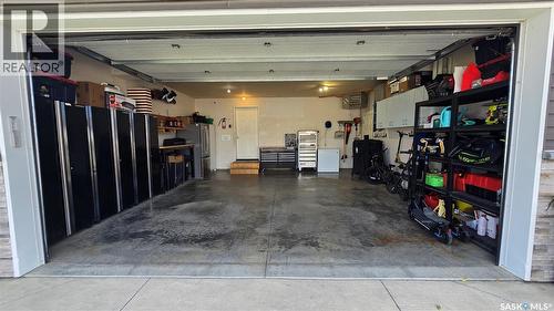 626 Kinloch Crescent, Saskatoon, SK - Indoor Photo Showing Garage