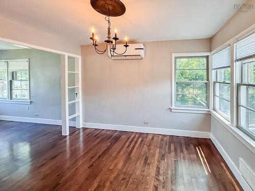 45 Hillcrest Street, Bridgewater, NS - Indoor Photo Showing Other Room