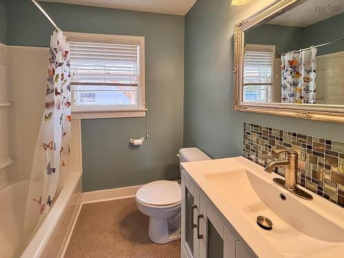 45 Hillcrest Street, Bridgewater, NS - Indoor Photo Showing Bathroom