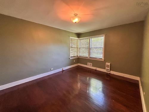 45 Hillcrest Street, Bridgewater, NS - Indoor Photo Showing Other Room