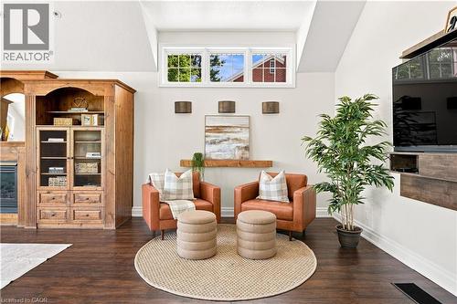 290 Bridgeport Road E, Waterloo, ON - Indoor Photo Showing Living Room
