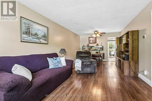 19 Tinbury Place, Toronto, ON - Indoor Photo Showing Living Room