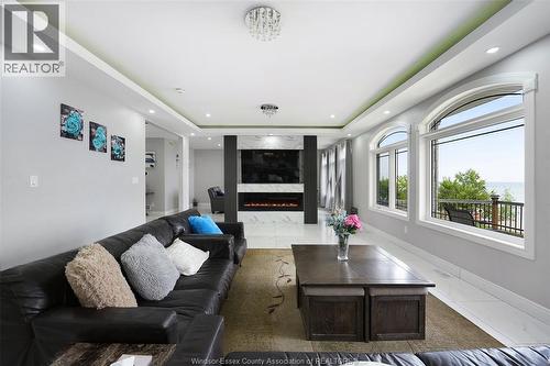 300 Shoreview Circle, Windsor, ON - Indoor Photo Showing Living Room
