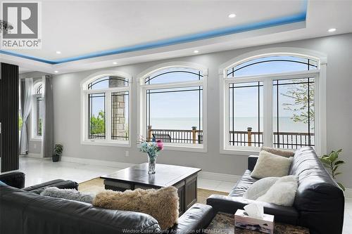300 Shoreview Circle, Windsor, ON - Indoor Photo Showing Living Room