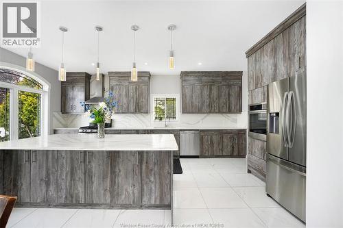 300 Shoreview Circle, Windsor, ON - Indoor Photo Showing Kitchen With Upgraded Kitchen