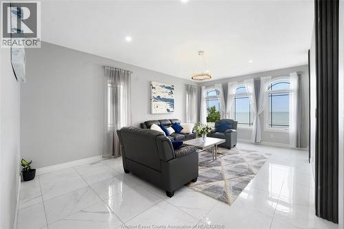 300 Shoreview Circle, Windsor, ON - Indoor Photo Showing Other Room