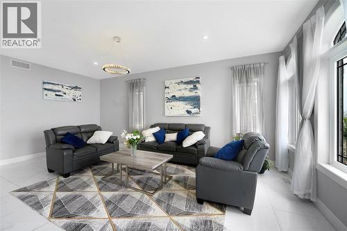 300 Shoreview Circle, Windsor, ON - Indoor Photo Showing Living Room
