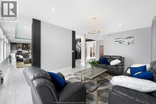 300 Shoreview Circle, Windsor, ON - Indoor Photo Showing Living Room