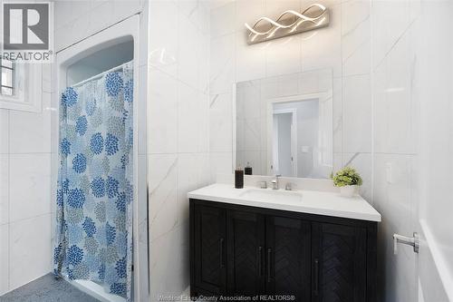 300 Shoreview Circle, Windsor, ON - Indoor Photo Showing Bathroom