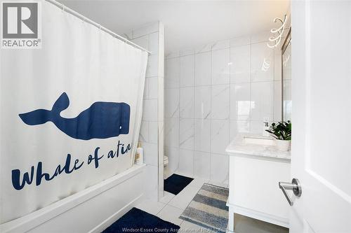 300 Shoreview Circle, Windsor, ON - Indoor Photo Showing Bathroom
