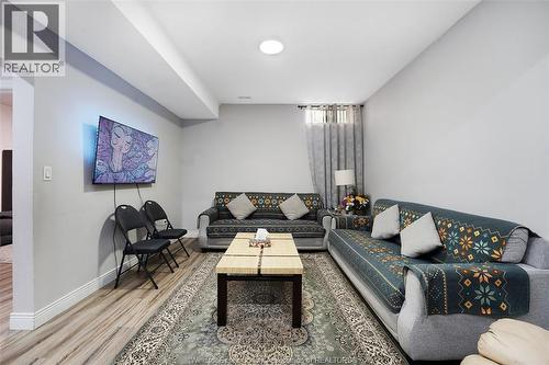 300 Shoreview Circle, Windsor, ON - Indoor Photo Showing Living Room