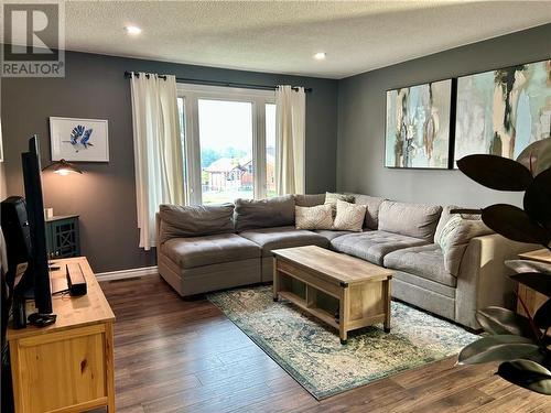 193 Catherine Drive, Garson, ON - Indoor Photo Showing Living Room