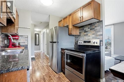 7 115 Acadia Drive, Saskatoon, SK - Indoor Photo Showing Kitchen With Stainless Steel Kitchen With Double Sink